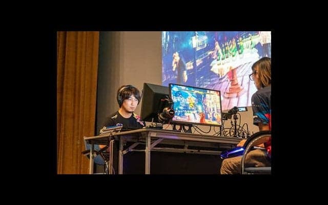 プロゲーマー・ウメハラの試合に熱狂。大阪から広がる 「eスポーツ」の波