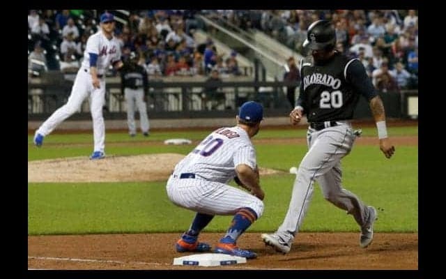 いったいなぜ…ダイビングキャッチで投手の奪三振“強奪”、MLB公式「笑いを誘う」