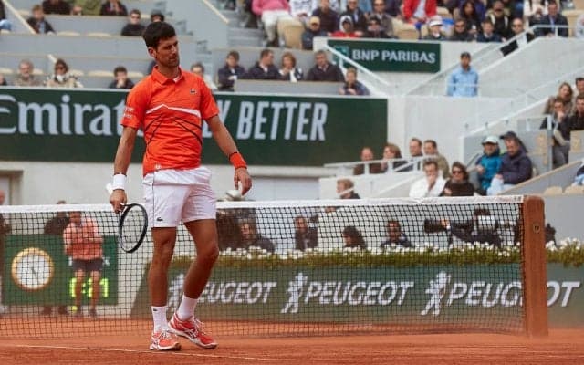 強風に悩まされたジョコビッチを、雨が救った