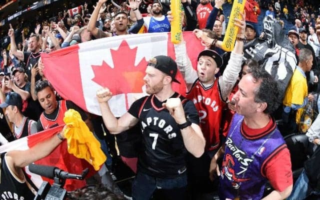 歴史的瞬間の目撃者となるために、熱烈なラプターズファンたちがテント泊を敢行