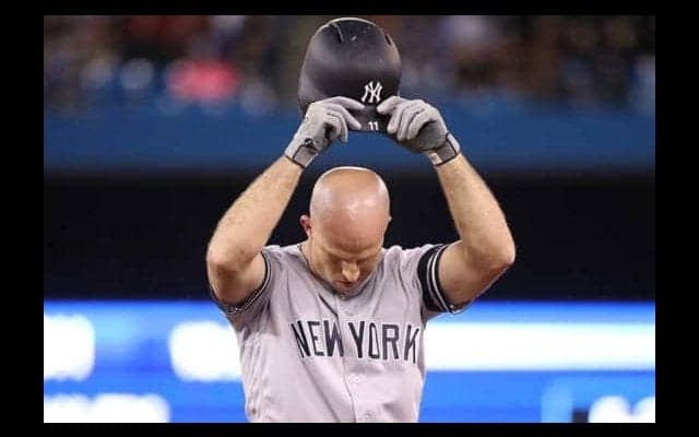 【MLB】投げたヘルメットが跳ね返り唇を6針縫う怪我　ガードナーは「バトルに負けた」