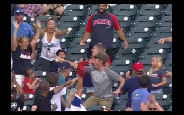 【MLB】満塁弾を右手で“ジャンピング素手キャッチ”　「ファン史上最高のプレー」誕生!?