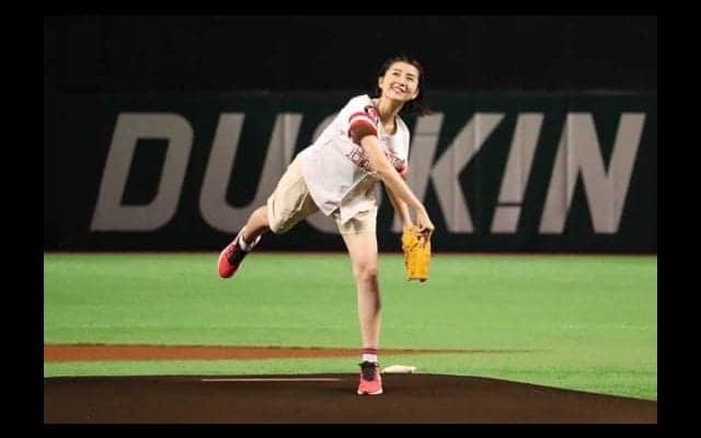 弾ける笑顔で魅了　タレント鈴木ちなみがヤフオクDで始球式「すごく緊張」