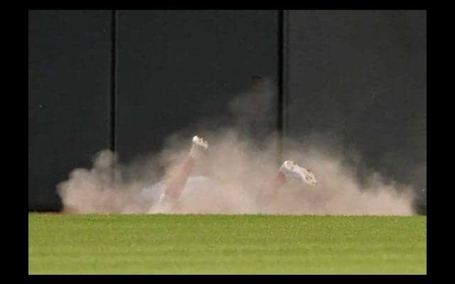 【MLB】「あの男は飛んでいた…」　22歳外野手のスーパーダイブ超絶美技にファン驚愕