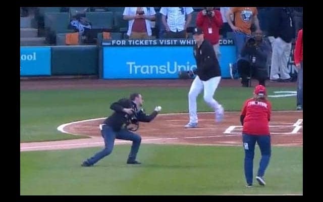 【MLB】“爆笑始球式”再び　前回ボール直撃カメラマンが会心の好守「その男は避けられない」