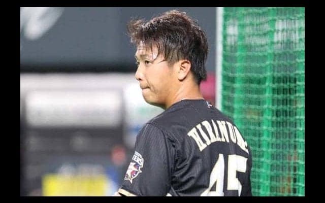 日ハム平沼、死球で負傷交代→抹消へ…松葉杖をついて球場を後に