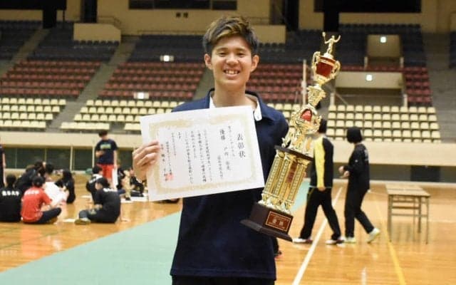 【バドミントン部】 戸内がシングルスＡで関西制覇！