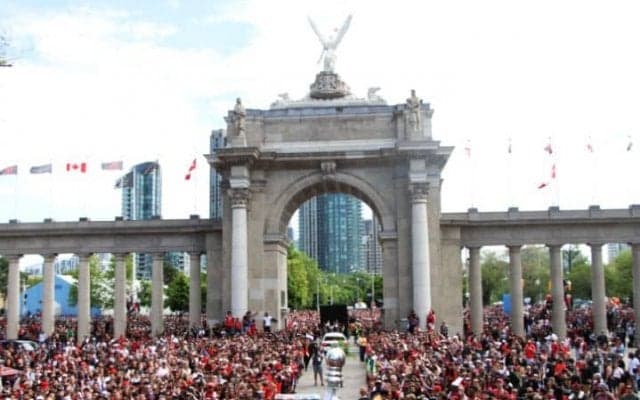 トロントで行われたラプターズの優勝パレードで発砲事件、2人が負傷、2人を逮捕