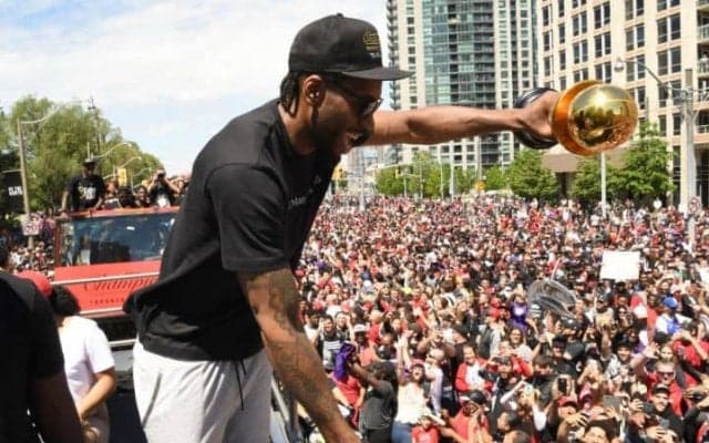 優勝パレードでMVPチャントを浴びたカワイ・レナード、『そっくりさん』まで出現