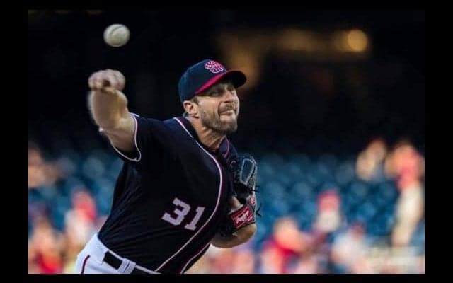 【MLB】笑っちゃいけないけど…　“最強右腕”シャーザー、バント失敗→鼻直撃で負傷