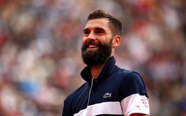 テニスの試合がサッカーに？まさかのリフティングとパスの応酬に観客も大興奮