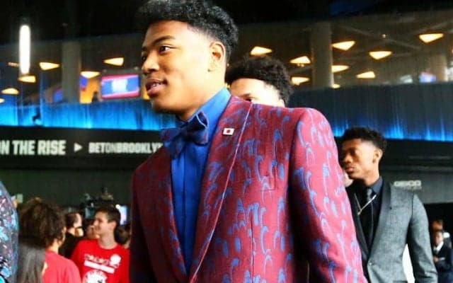 運命のNBAドラフト、上位指名が期待される八村塁は『日の丸』をつけて会場入り