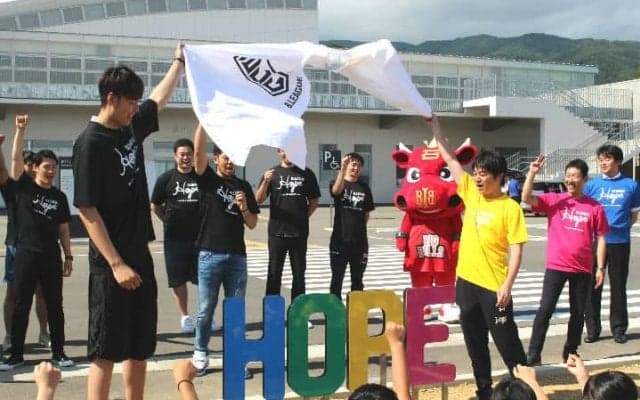 B.LEAGUE Hopeでプロ選手が陸前高田市を訪問、桜の植樹とモニュメントを寄贈