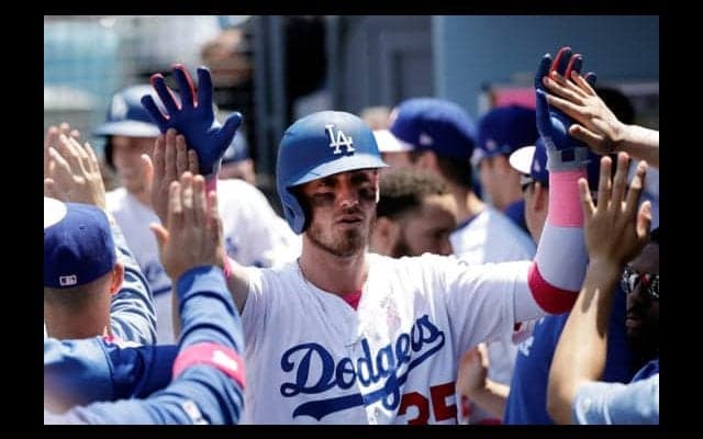 【MLB】選手とハグできるなら…乱入の女性ファンが異例の弁明「人生に1度のチャンス」