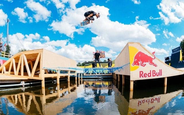 6/29（土）深夜、Red Bull TV で日本語解説付きで生中継 世界唯一のスケートボードダウンヒル大会 Red Bull Roller Coaster