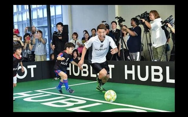 サッカー日本代表の堂安律と子どもたちがキックターゲットで『JFA夢フィールド』に160万円を寄付