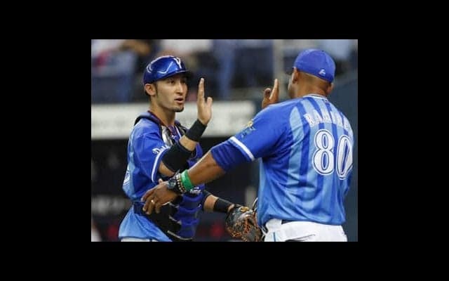 光る「コミュ力」。DeNAの中心にいる正捕手・伊藤光の意外な一面