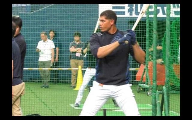 オリ・モヤ、移籍後初打席で特大1号ホームラン！　右中間上段に飛び込む同点ソロ