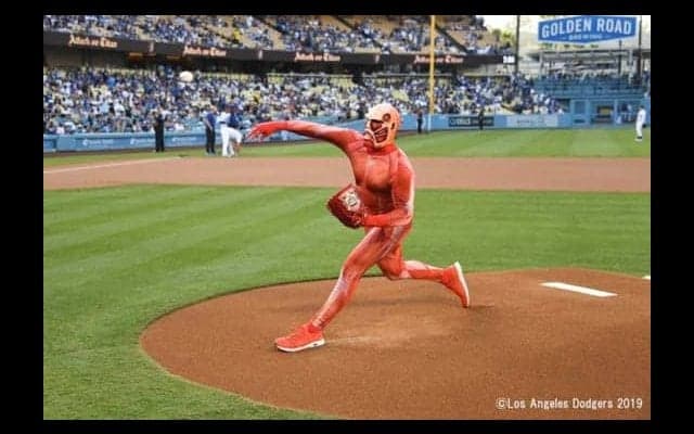 【MLB】ドジャースタジアムに「進撃の巨人」登場！　マエケン体操→豪速球→大暴投