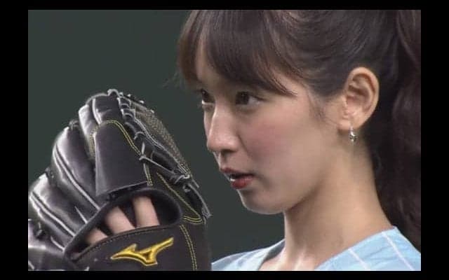 キュートな笑顔でファンを魅了　女優の吉岡里帆さんが「鷹の祭典」で豪快始球式