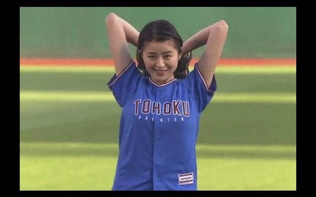 可憐な笑顔でファンを魅了　タレント鈴木ちなみさん、今度は仙台で始球式