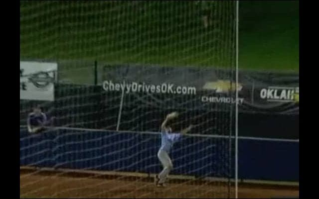 【MLB】米マイナーで9回2死から衝撃の結末が話題！　本塁打強奪スタンドインキャッチが凄い