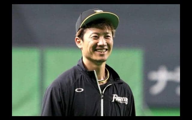 日ハム西川、折り畳み傘さし守備位置へ…　「東京音頭」にノリノリの一幕も