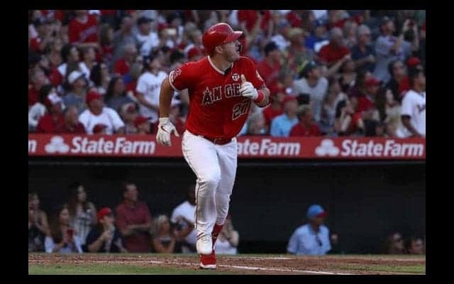 【MLB】トラウト、自身最速30号！　同僚右腕まさかの“帽子キャッチ”にファン歓喜「最高」