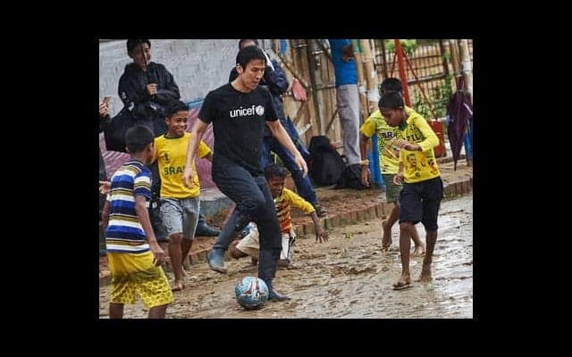 長谷部誠が難民キャンプを訪問。ロヒンギャの子どもたちに勇気を与えた