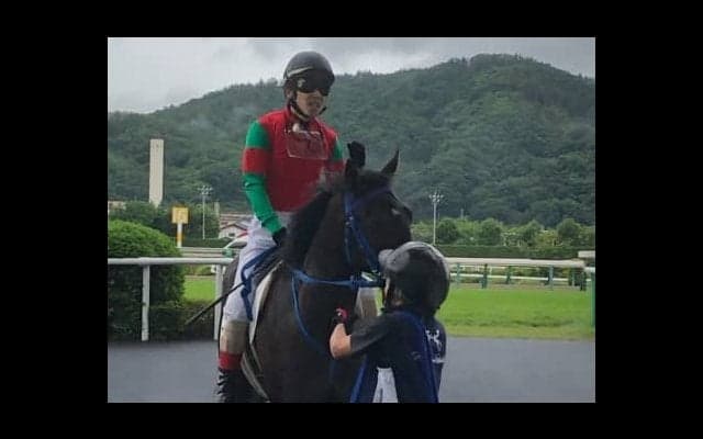 【日曜福島/新馬5R】松岡「芝の短いところは合ってる」１０番人気・マイネルテナシャスがＶ