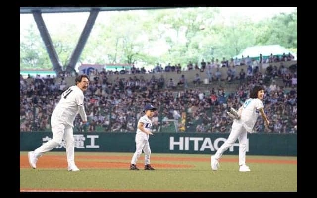 東尾修氏、東尾理子さんが親子3世代始球式　全員ノーバンの圧巻投球