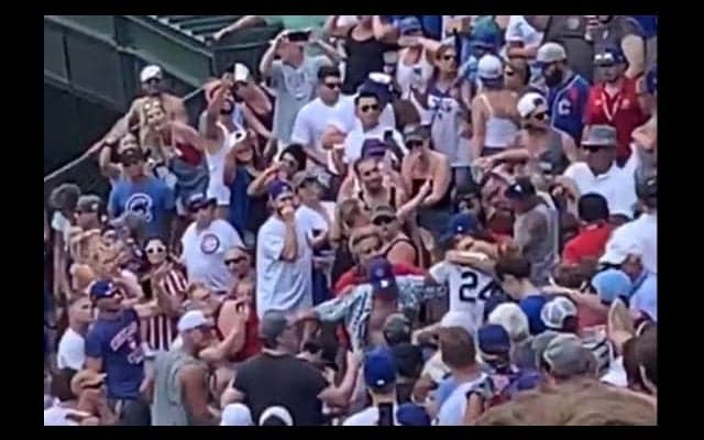 【MLB】カ軍野手も頭を抱える“場外乱闘”が発生　「またしてもUFCスタイルのKOが起きた」
