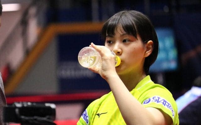 長﨑美柚、ヘビを首に巻く　世界卓球王者はコアラに笑顔