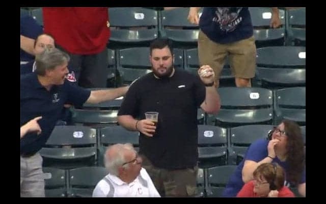 【MLB】「アメリカンヒーロー」　ビール片手にスーパーキャッチ、子供にあげた紳士が話題