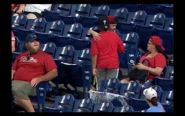 ボールを巡る少年ファンの“美しき友情”にMLB公式賛辞　「史上最高にキュート」