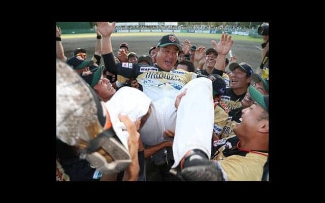 村田修一コーチが行なった最初の改革。「片手でスイングはやめよう」