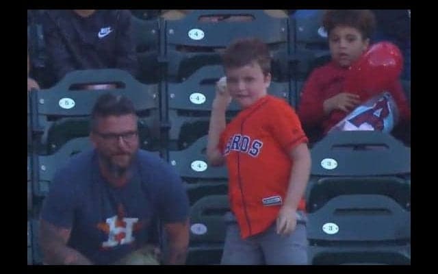 【MLB】唖然呆然…　父が手にしたホームランボール、貰った息子の珍行動に米爆笑「笑いが止まらない」