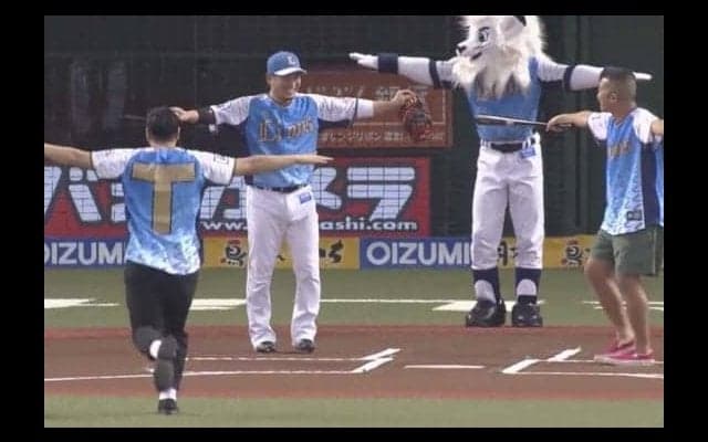 お笑いコンビ「チョコプラ」が始球式も　投げた長田さん「ボケは100点満点」