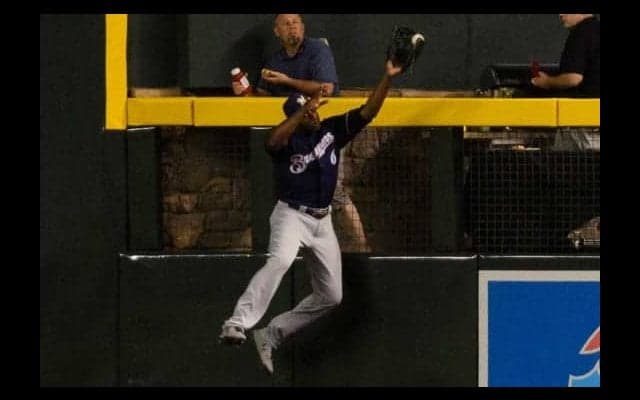 【MLB】打者、投手が最敬礼するホームラン強奪キャッチに米称賛　「球界最高の外野手」