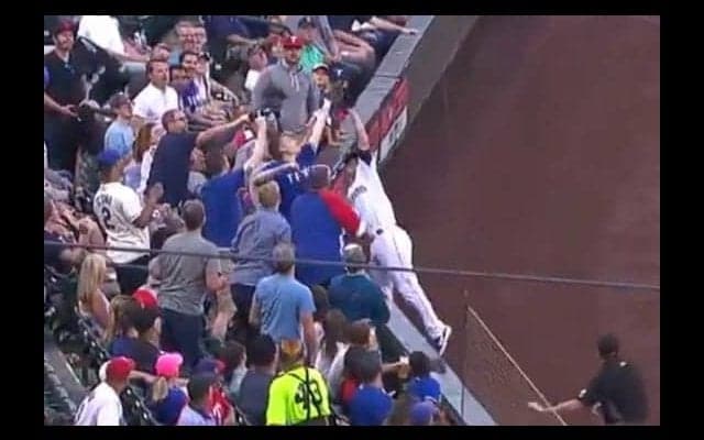 【MLB】マリナーズ野手があ然…　敵ファンのファウル“横取り”に米「妨害じゃないか」