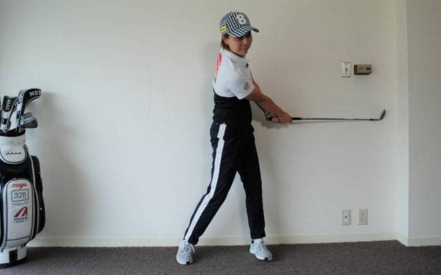 服部真夕「クラブが壁に当たらないようにスイング」　効果的な室内での練習法