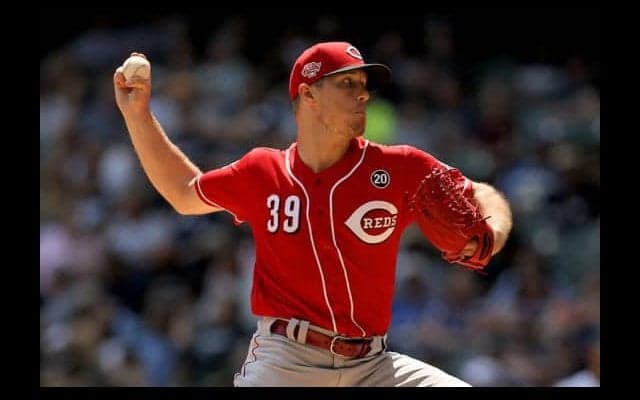 【MLB】桑田真澄氏を彷彿!?　投手が小フライに豪快ダイブ「信じられないプレーだ！」