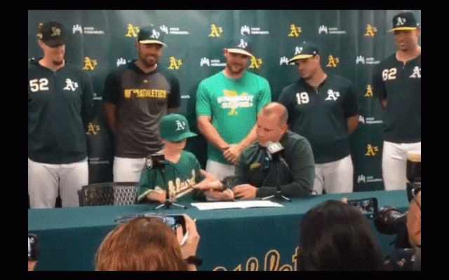 【MLB】アスレチックスが胃腸疾患の少年と夢叶える1日契約　本塁打予想に選手が応え話題に