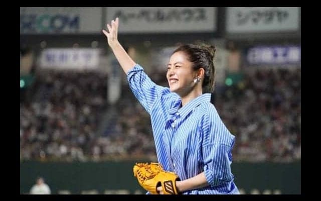 恒例のモルツ野球　石原さとみのモノマネ始球式　今年はノールック投法