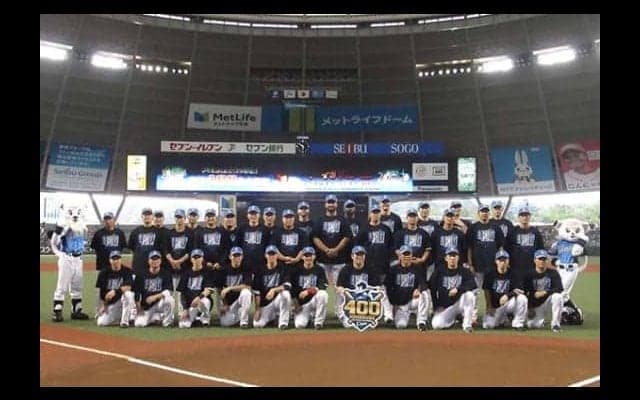 西武中村、通算400本塁打達成で連盟表彰　記念Tシャツ着用で記念撮影