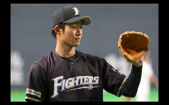 日ハム石井、フェンスに挟まる“珍二塁打”　「ホールインワンみたいな感じ」