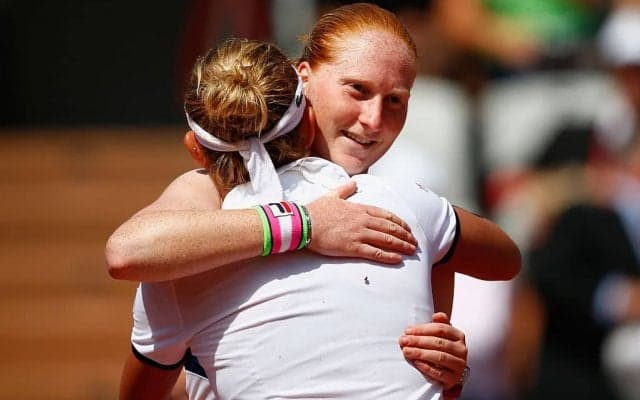 会場騒然！？ 女子シングルスで恋人同士が対戦し試合後にキス