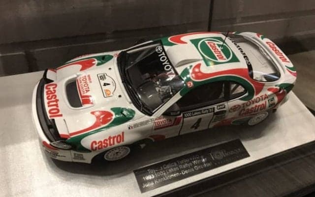 ラリーカーの模型がズラリ！のホテル　ニャオキ＆けいこのホゲホゲWRC@フィンランド日記