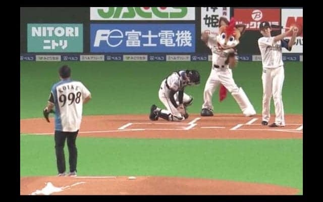 陸上・小池祐貴、背番号「9.98」で始球式　日ハム清宮に驚き「デカかったです」