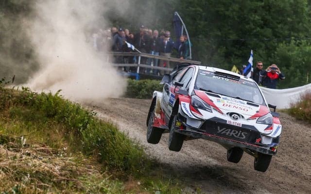 WRCフィンランド：ラトバラが6本のベストタイムを記録し首位。ミークは総合2位に、タナックは総合4位に